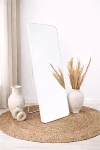 מראת גוף מלבנית עומדת עם סטנד עשוי ממסגרת אלומיניום אל חלד צבע לבן מט וניתן גם לתלות אותה רוחב 70 ס"מ גובה 180 ס"מ דגם LM-14W