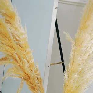 מראת גוף מלבנית עומדת עם סטנד עשוי ממסגרת אלומיניום אל חלד צבע לבן מט וניתן גם לתלות אותה רוחב 70 ס"מ גובה 180 ס"מ דגם LM-14W