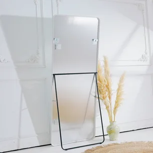 מראת גוף מלבנית עומדת עם סטנד עשוי ממסגרת אלומיניום אל חלד צבע לבן מט וניתן גם לתלות אותה רוחב 70 ס"מ גובה 180 ס"מ דגם LM-14W