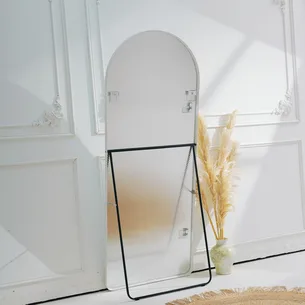 מראת גוף אובלית עומדת עם סטנד עשוי ממסגרת אלומיניום אל חלד צבע לבן מט וניתן גם לתלות אותה רוחב 70 ס"מ גובה 180 ס"מ דגם LM-15W