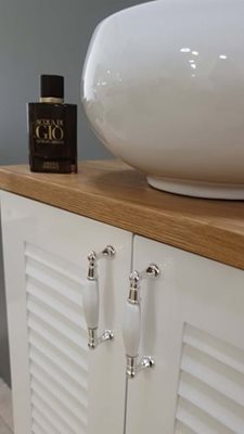 ארון אמבטיה תלוי לפי מידה רוחב עומק וצבע לפי בחירתך עם משטח עץ מלא להנחת כיור מונח דגם לונדון