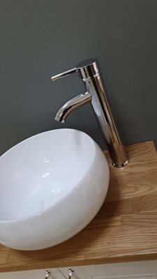 ארון אמבטיה תלוי לפי מידה רוחב עומק וצבע לפי בחירתך עם משטח עץ מלא להנחת כיור מונח דגם לונדון