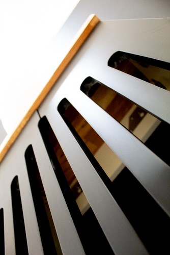 ארון אמבטיה תלוי לפי מידה רוחב עומק וצבע לפי בחירתך עם משטח עץ מלא להנחת כיור מונח דגם גואנזו