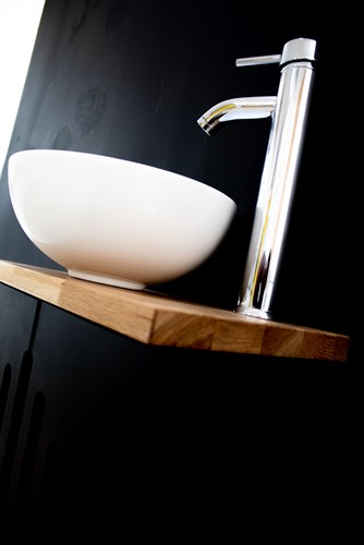 ארון אמבטיה תלוי לפי מידה רוחב עומק וצבע לפי בחירתך עם משטח עץ מלא להנחת כיור מונח דגם גואנזו