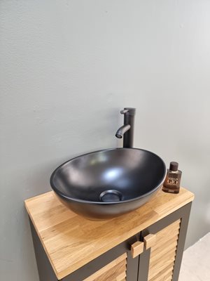 ארון אמבטיה תלוי רוחב 55 ס"מ בעומק 33 ס"מ צבע שחור מט עם משטח עץ מלא להנחת כיור מונח דגם זארה 55