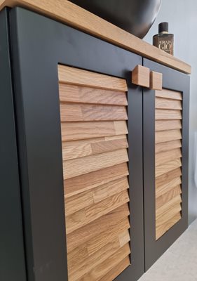 ארון אמבטיה תלוי רוחב 55 ס"מ בעומק 33 ס"מ צבע שחור מט עם משטח עץ מלא להנחת כיור מונח דגם זארה 55