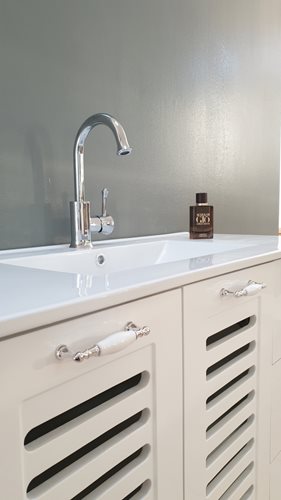 ארון אמבטיה עומד לפי מידה רוחב עומק וצבע לפי בחירתך עם כיור משטח חרס שקוע דגם בתאי