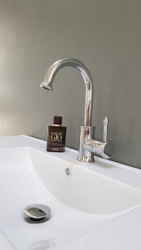 ארון אמבטיה עומד לפי מידה רוחב עומק וצבע לפי בחירתך עם כיור משטח חרס שקוע דגם בתאי