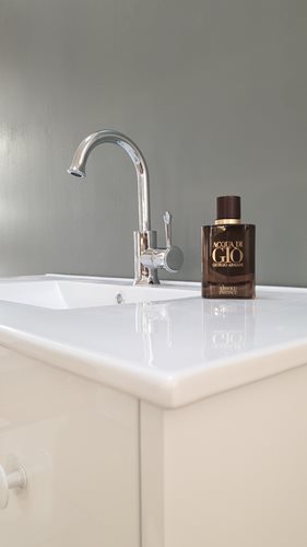 ארון אמבטיה עומד לפי מידה רוחב עומק וצבע לפי בחירתך עם כיור משטח חרס שקוע דגם בתאי