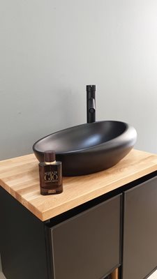 ארון אמבטיה תלוי רוחב 60 ס"מ בעומק 46 ס"מ צבע שחור מט עם משטח עץ מלא להנחת כיור מונח דגם זוק
