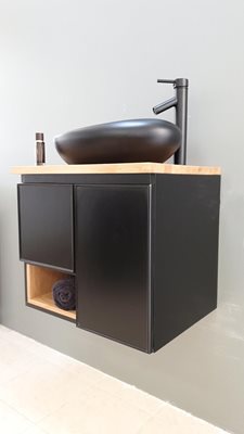 ארון אמבטיה תלוי רוחב 60 ס"מ בעומק 46 ס"מ צבע שחור מט עם משטח עץ מלא להנחת כיור מונח דגם זוק