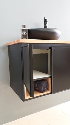 ארון אמבטיה תלוי רוחב 60 ס"מ בעומק 46 ס"מ צבע שחור מט עם משטח עץ מלא להנחת כיור מונח דגם זוק