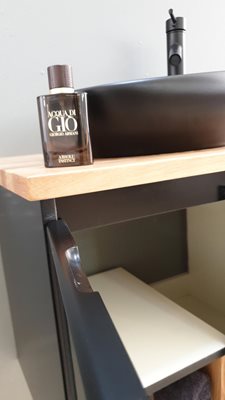 ארון אמבטיה תלוי רוחב 60 ס"מ בעומק 46 ס"מ צבע שחור מט עם משטח עץ מלא להנחת כיור מונח דגם זוק