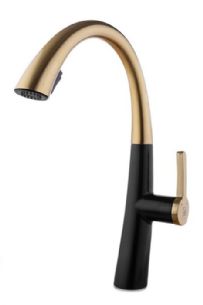 ברז מטבח מגיע עם פיה מסתובבת ונשלפת צבע שחור וזהב מט דגם 114