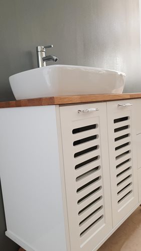 ארון אמבטיה עומד לפי מידה רוחב עומק וצבע לפי בחירתך עם משטח עץ מלא להנחת כיור מונח דגם רקפת