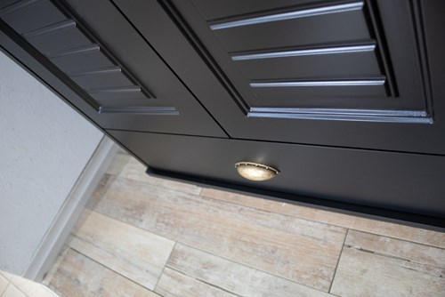 ארון אמבטיה עומד לפי מידה רוחב עומק וצבע לפי בחירתך עם משטח עץ מלא להנחת כיור מונח דגם ספיישל