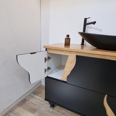 ארון אמבטיה עומד לפי מידה רוחב עומק וצבע לפי בחירתך עם משטח עץ מלא להנחת כיור מונח דגם הודו