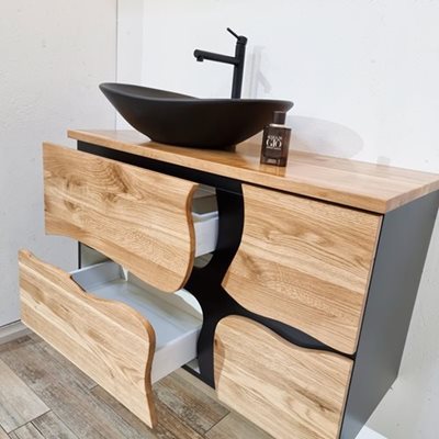 ארון אמבטיה תלוי לפי מידה רוחב עומק וצבע דופן לפי בחירתך עשוי מעץ מלא אלון מבוקע עם משטח להנחת כיור מונח דגם לאציו