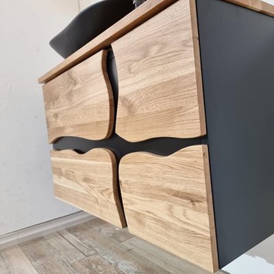 ארון אמבטיה תלוי לפי מידה רוחב עומק וצבע דופן לפי בחירתך עשוי מעץ מלא אלון מבוקע עם משטח להנחת כיור מונח דגם לאציו