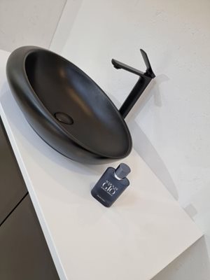 ארון אמבטיה תלוי לפי מידה רוחב עומק וצבע לפי בחירתך עם משטח עץ מלא להנחת כיור מונח דגם מסינה