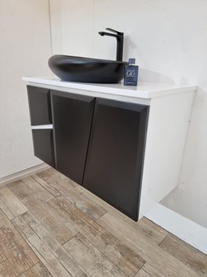 ארון אמבטיה תלוי לפי מידה רוחב עומק וצבע לפי בחירתך עם משטח עץ מלא להנחת כיור מונח דגם מסינה