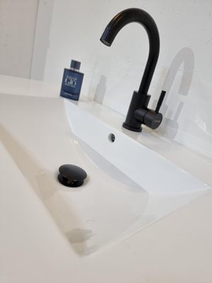 ארון אמבטיה תלוי לפי מידה רוחב עומק וצבע לפי בחירתך עם כיור משטח חרס שקוע דגם שנידר