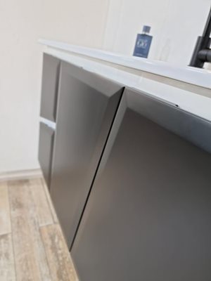 ארון אמבטיה תלוי לפי מידה רוחב עומק וצבע לפי בחירתך עם כיור משטח חרס שקוע דגם שנידר