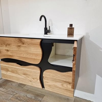 ארון אמבטיה תלוי לפי מידה רוחב עומק וצבע דופן לפי בחירתך עשוי מעץ מלא אלון מבוקע עם כיור משטח חרס שקוע דגם פראנקו