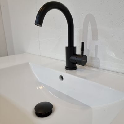 ארון אמבטיה תלוי לפי מידה רוחב עומק וצבע דופן לפי בחירתך עשוי מעץ מלא אלון מבוקע עם כיור משטח חרס שקוע דגם פראנקו