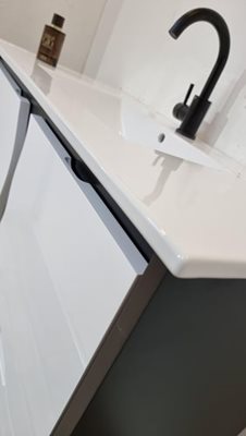 ארון אמבטיה עומד לפי מידה רוחב עומק וצבע לפי בחירתך עם כיור משטח חרס שקוע דגם לימה