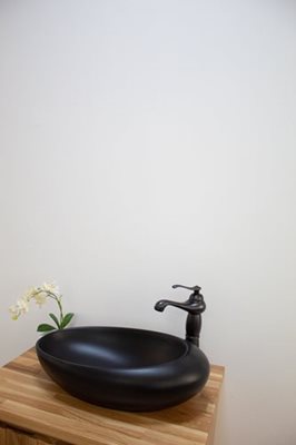 ארון אמבטיה תלוי רוחב 60 ס"מ בעומק 46 ס"מ עשוי מעץ מלא אלון מבוקע עם משטח עץ מלא להנחת כיור מונח דגם פראג