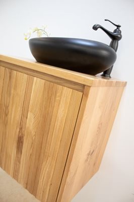 ארון אמבטיה תלוי רוחב 60 ס"מ בעומק 46 ס"מ עשוי מעץ מלא אלון מבוקע עם משטח עץ מלא להנחת כיור מונח דגם פראג