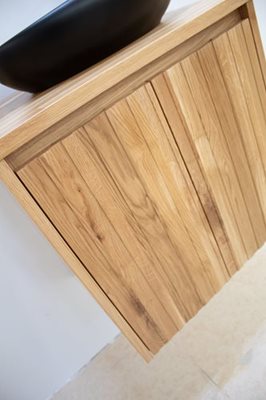 ארון אמבטיה תלוי רוחב 60 ס"מ בעומק 46 ס"מ עשוי מעץ מלא אלון מבוקע עם משטח עץ מלא להנחת כיור מונח דגם פראג