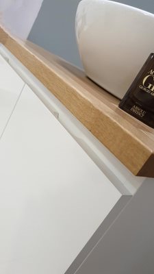 ארון אמבטיה תלוי רוחב 47 ס"מ בעומק 24 ס"מ צבע לבן מבריק עם משטח עץ מלא להנחת כיור מונח דגם גל 47