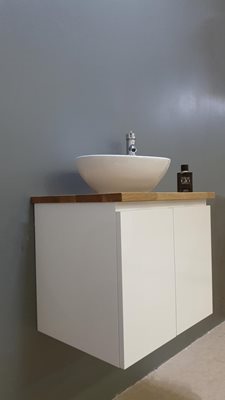 ארון אמבטיה תלוי רוחב 47 ס"מ בעומק 24 ס"מ צבע לבן מבריק עם משטח עץ מלא להנחת כיור מונח דגם גל 47