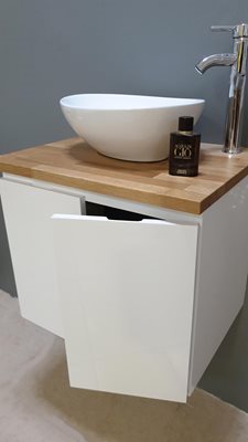 ארון אמבטיה תלוי רוחב 47 ס"מ בעומק 24 ס"מ צבע לבן מבריק עם משטח עץ מלא להנחת כיור מונח דגם גל 47