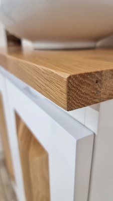 ארון אמבטיה תלוי רוחב 55 ס"מ בעומק 33 ס"מ צבע לבן מבריק עם משטח עץ מלא להנחת כיור מונח דגם ליטא