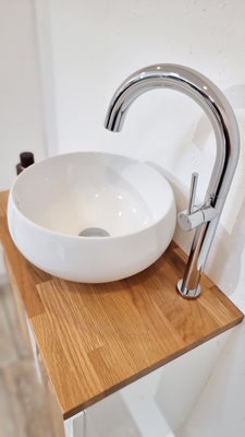 ארון אמבטיה תלוי רוחב 55 ס"מ בעומק 33 ס"מ צבע לבן מבריק עם משטח עץ מלא להנחת כיור מונח דגם ליטא