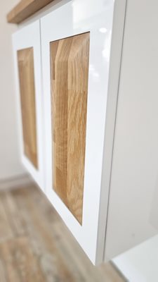 ארון אמבטיה תלוי רוחב 55 ס"מ בעומק 33 ס"מ צבע לבן מבריק עם משטח עץ מלא להנחת כיור מונח דגם ליטא