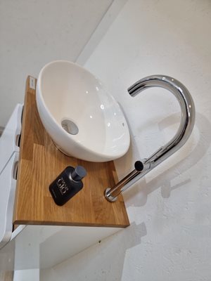 ארון אמבטיה תלוי לפי מידה רוחב עומק וצבע לפי בחירתך עם משטח עץ מלא להנחת כיור מונח דגם קימי