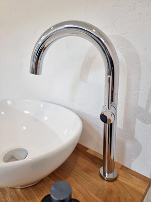 ארון אמבטיה תלוי לפי מידה רוחב עומק וצבע לפי בחירתך עם משטח עץ מלא להנחת כיור מונח דגם קימי