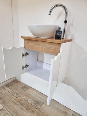 ארון אמבטיה תלוי לפי מידה רוחב עומק וצבע לפי בחירתך עם משטח עץ מלא להנחת כיור מונח דגם קימי