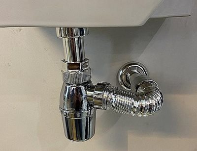 סיפון “¼1 קשיח לכיור רחצה עשוי מפלסטיק ויש לו גם צינור שרשורי צבע ניקל דגם 11544