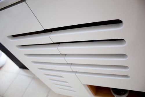 ארון אמבטיה תלוי רוחב 55 ס"מ בעומק 33 ס"מ צבע לבן מבריק עם כיור משטח חרס שקוע דגם יורק