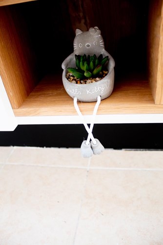 ארון אמבטיה תלוי רוחב 55 ס"מ בעומק 33 ס"מ צבע לבן מבריק עם כיור משטח חרס שקוע דגם יורק