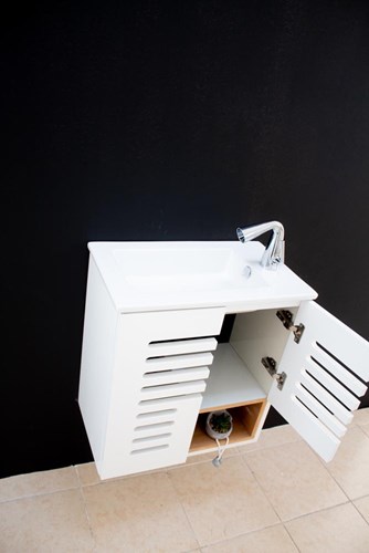 ארון אמבטיה תלוי רוחב 55 ס"מ בעומק 33 ס"מ צבע לבן מבריק עם כיור משטח חרס שקוע דגם יורק