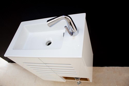 ארון אמבטיה תלוי רוחב 55 ס"מ בעומק 33 ס"מ צבע לבן מבריק עם כיור משטח חרס שקוע דגם יורק