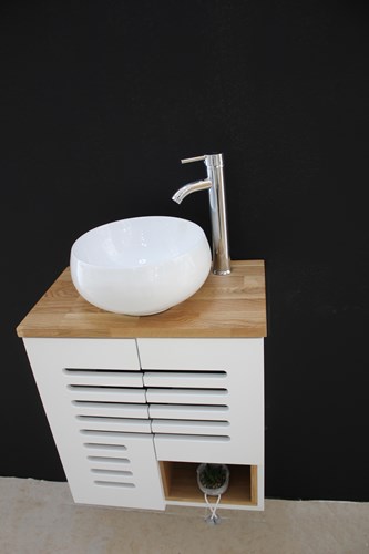 ארון אמבטיה תלוי רוחב 55 ס"מ בעומק 33 ס"מ צבע לבן מבריק עם משטח עץ מלא להנחת כיור מונח דגם סלפורד