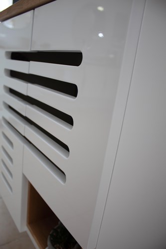 ארון אמבטיה תלוי רוחב 55 ס"מ בעומק 33 ס"מ צבע לבן מבריק עם משטח עץ מלא להנחת כיור מונח דגם סלפורד