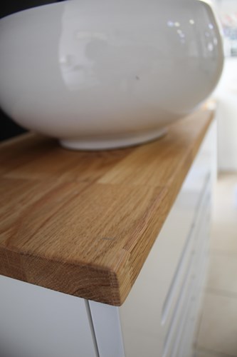 ארון אמבטיה תלוי רוחב 55 ס"מ בעומק 33 ס"מ צבע לבן מבריק עם משטח עץ מלא להנחת כיור מונח דגם סלפורד